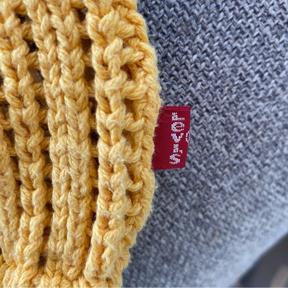 levi’s crochet cropped sweater tank in yellow - Picture 3 of 4